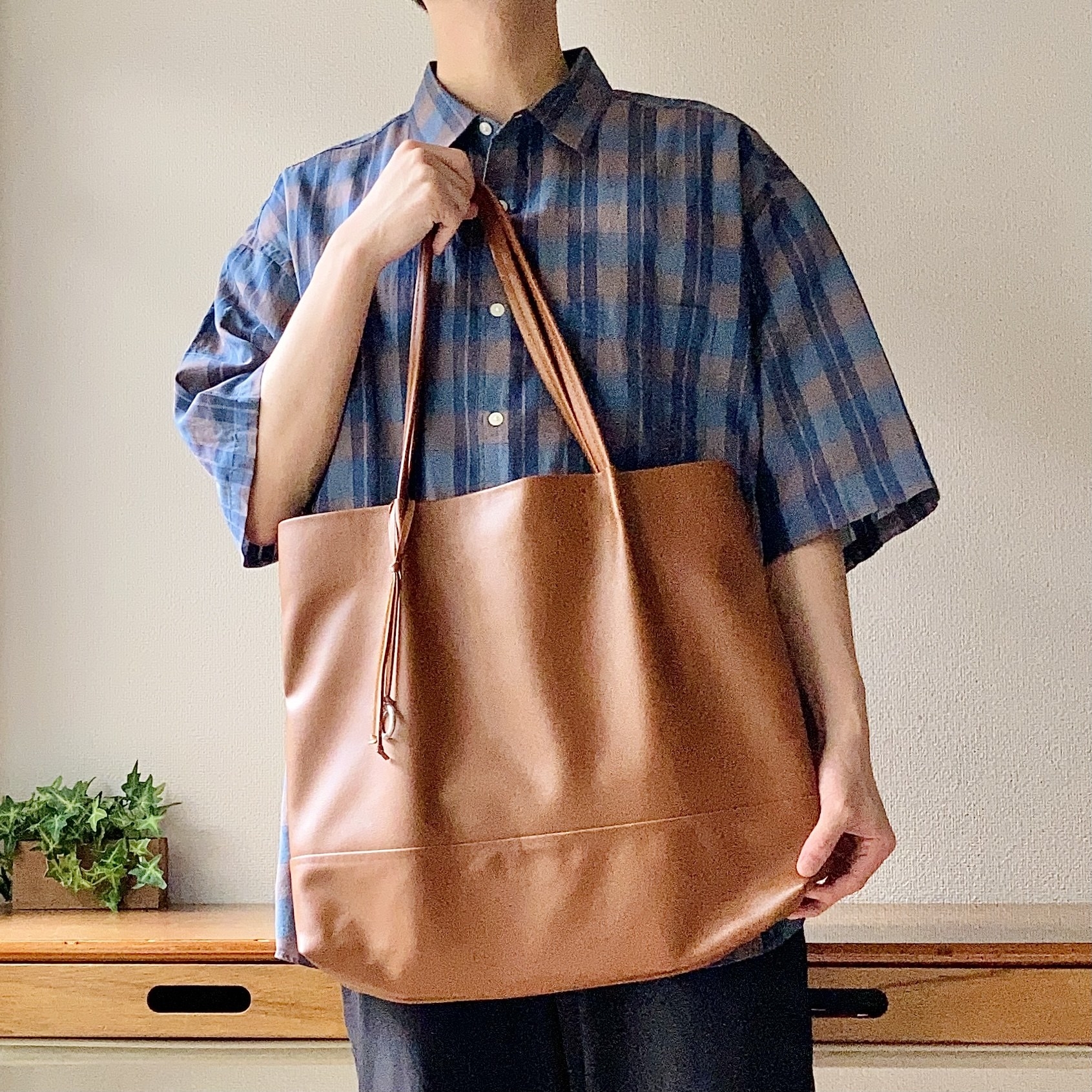 GLOBAL WORK（グローバルワーク）のトートバッグ「URBANCARRY TOTE（アーバンキャリートート）」どんなコーデにも合って使いやすい