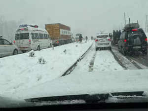 2000 vehicles stuck in J-K's Anantnag after first snowfall of the season, CM Omar Abdullah assures relief efforts