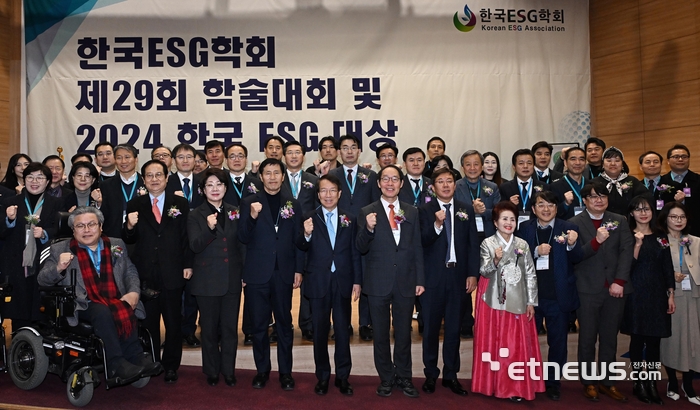 한국ESG학회 제29회 학술대회 및 2024 한국ESG대상 시상식이 한국ESG학회, 전자신문, 국회ESG포럼 등의 공동주최로 23일 서울 여의도 국회 의원회관에서 열렸다. 이달희 국민의힘 의원(앞줄 왼쪽에서 네 번째부터), 이학영 국회부의장, 정운찬 전 국무총리, 고문현 한국ESG학회장, 강병준 전자신문 대표 등 내빈과 수상자들이 기념촬영 하고 있다. 이동근기자 foto@etnews.com