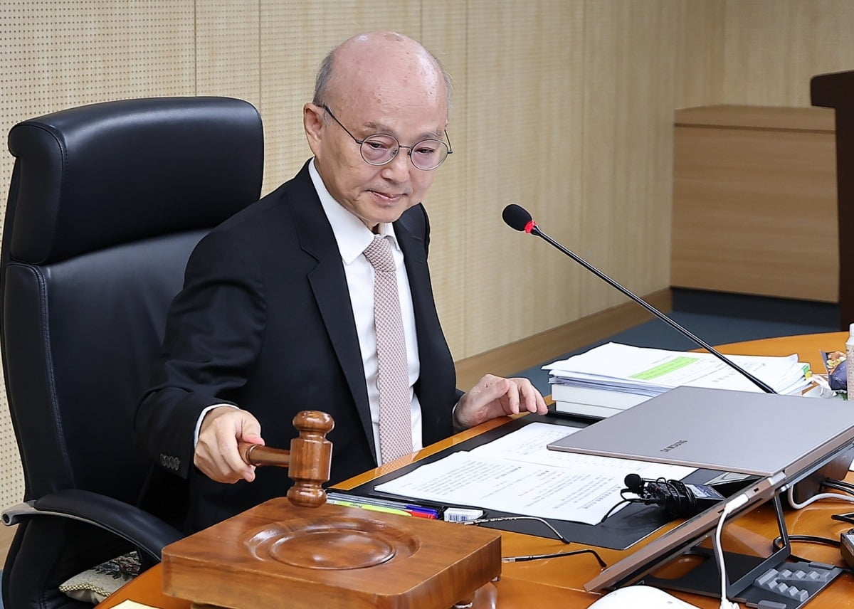 안창호 국가인권위원회 위원장이 30일 오후 서울 중구 삼일대로 국가인권위원회 전원회의실에서 열리는 2024년 제17차 전원위원회에 참석해 의사봉을 두드리고 있다/사진=뉴스1