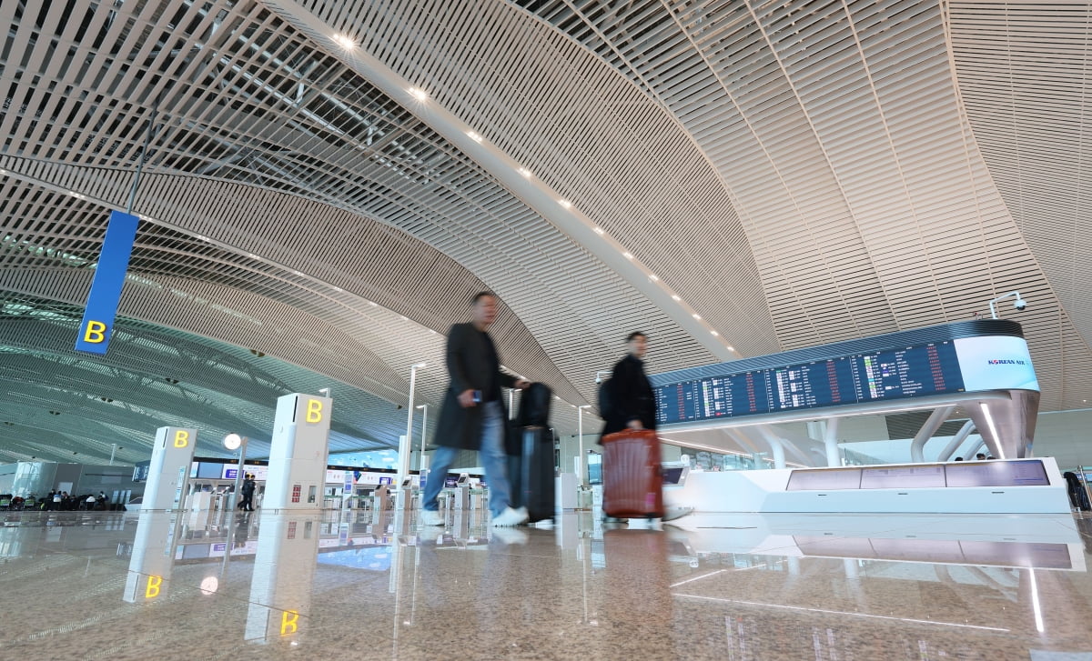  인천국제공항 제2여객터미널 이용객들이 출국장으로 향하고 있다. 사진=연합뉴스