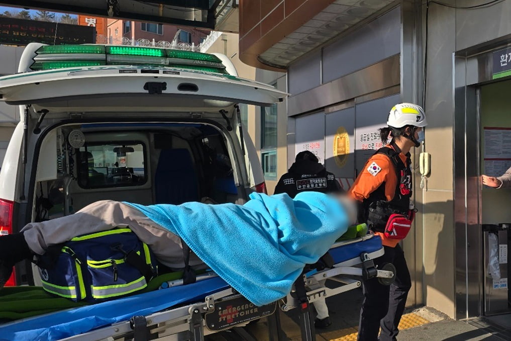  29일 오전 전남 무안국제공항에서 발생한 여객기 사고에서 구조된 승무원이 소방대원들에 의해 목포의 한 병원으로 이송되고 있다. 사진=연합뉴스