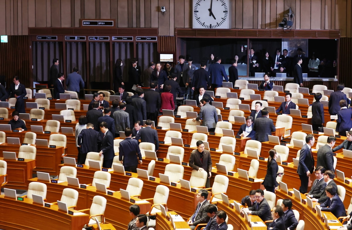 국민의힘 의원들이 14일 오후 서울 여의도 국회에서 열린 제419회국회(임시회) 제4차 본회의에서 윤석열 대통령 탄핵소추안이 가결되자 본회의장을 나서고 있다./ 사진=뉴스1