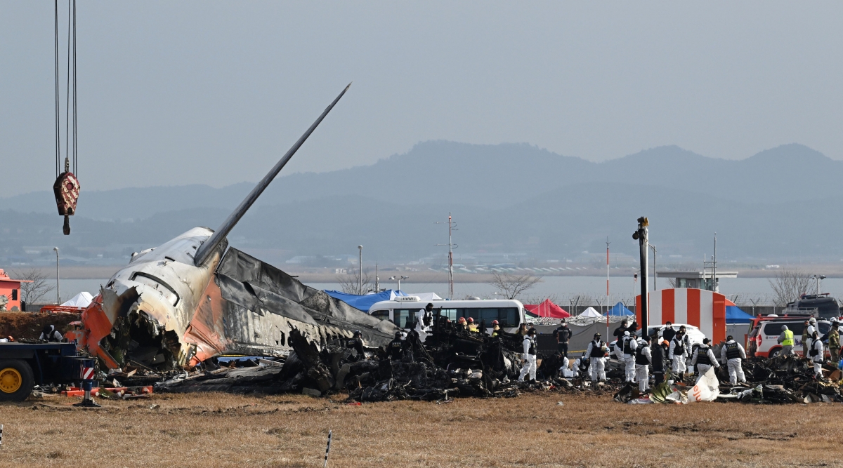 전남 무안국제공항에서 소방대원들이 전날 발생한 제주항공 여객기 충돌 폭발 사고 잔해를 수색하고 있다./사진=뉴스1