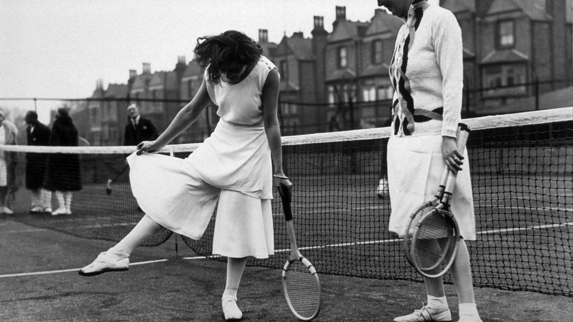 La joueuse de tennis espagnole Lilí Álvarez montre sa jupe-culotte Schiaparelli lors du championnat de North London à Highbury – 1931