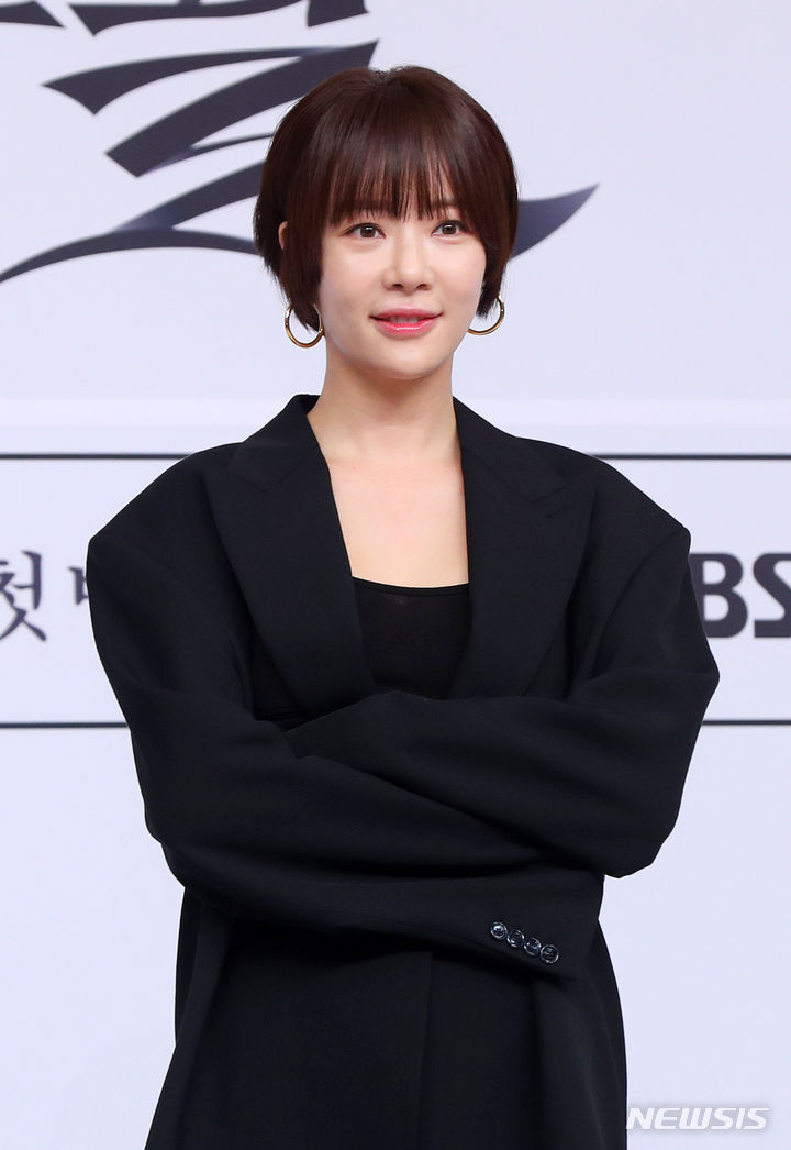 [서울=뉴시스] 김혜진 기자 = 배우 황정음이 27일 오후 서울 양천구 목동 SBS에서 열린 SBS 새 금토드라마 '7인의 부활' 제작발표회에서 포즈를 취하고 있다. 2024.03.27. jini@newsis.com