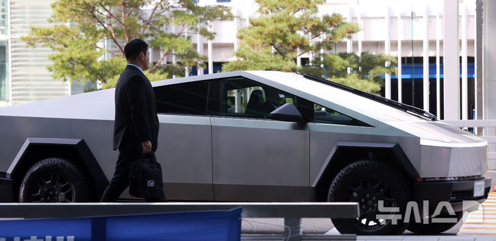 [인천공항=뉴시스] 김혜진 기자 = 4일 오후 그룹 빅뱅 지드래곤이 샤넬 패션쇼 참석을 위해 인천국제공항을 통해 홍콩으로 출국했다. 사진은 지드래곤이 타고 온 테슬라의 사이버트럭 차량. 2024.11.04. jini@newsis.com