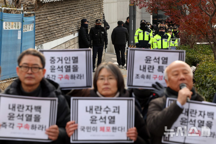 [서울=뉴시스] 김명년 기자 = 17일 오전 서울 용산구 윤석열 대통령 관저 인근에서 열린 '윤 대통령 체포·구속 촉구 기자회견'에서 경찰들이 관저로 가는 길을 통제하고 있다. 사진은 기사와 직접적 관련 없음. 2024.12.17. kmn@newsis.com