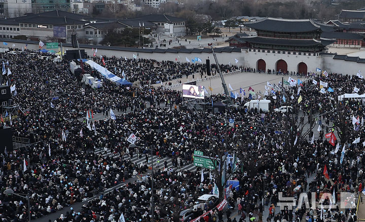 [서울=뉴시스] 김명년 기자 = 28일 오후 서울 종로구 광화문 동십자각 일대에서 ‘윤석열 즉각 퇴진! 사회대개혁! 4차 범시민 대행진’ 집회가 열리고 있다. 2024.12.28. kmn@newsis.com