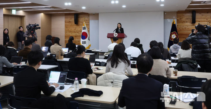 [서울=뉴시스] 추상철 기자 = 이진 헌법재판소 공보관이 31일 오후 서울 종로구 헌법재판소에서 윤석열 대통령 탄핵심판 사건 관련 브리핑을 하고 있다. 2024.12.31. scchoo@newsis.com