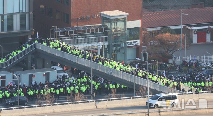 [서울=뉴시스] 추상철 기자 = 고위공직자범죄수사처(공수처)가 윤석열 대통령 체포영장 집행을 시도한 3일 오전 서울 용산구 관저 인근에 경찰이 배치돼 있다. 2025.01.03. scchoo@newsis.com