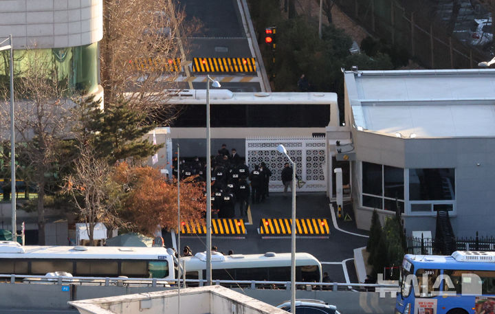 [서울=뉴시스] 추상철 기자 = 고위공직자범죄수사처(공수처)가 윤석열 대통령 체포영장 집행을 시도한 3일 오전 서울 용산구 관저 앞에서 경찰과 공수처 수사관 등이 정문 진입을 위해 대기하고 있다. 2025.01.03. scchoo@newsis.com