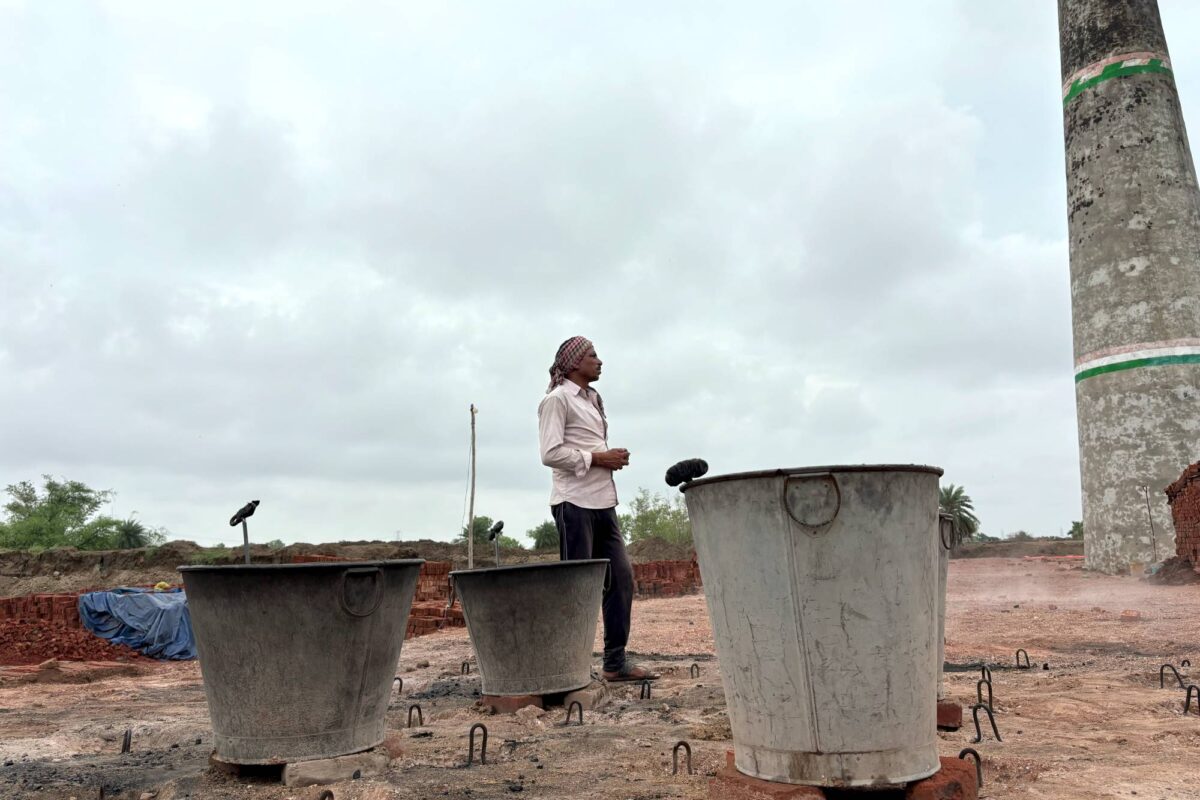 A laborer at Shivam Bricks in Gaya, where zigzag technology was installed in 2018 to reduce pollution. Image by Manish Chandra Mishra/Mongabay