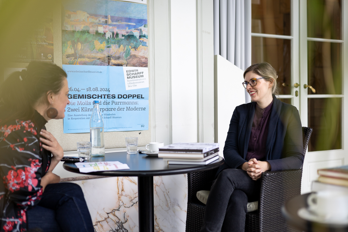 Dr. Ina Dinter (rechts im Bild sitzend) im Gespräch mit in-gl-Reporterin Antje Schlenker-Kortum (links im Bild).