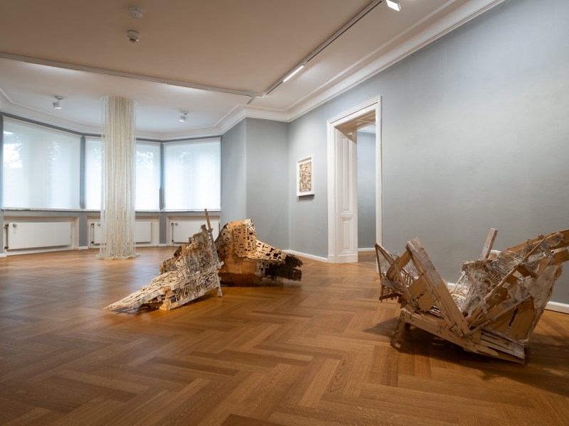 Sanft gelöschte Paradigmen: „Soft Ruins“ von Jenny Michel in der Villa Zanders