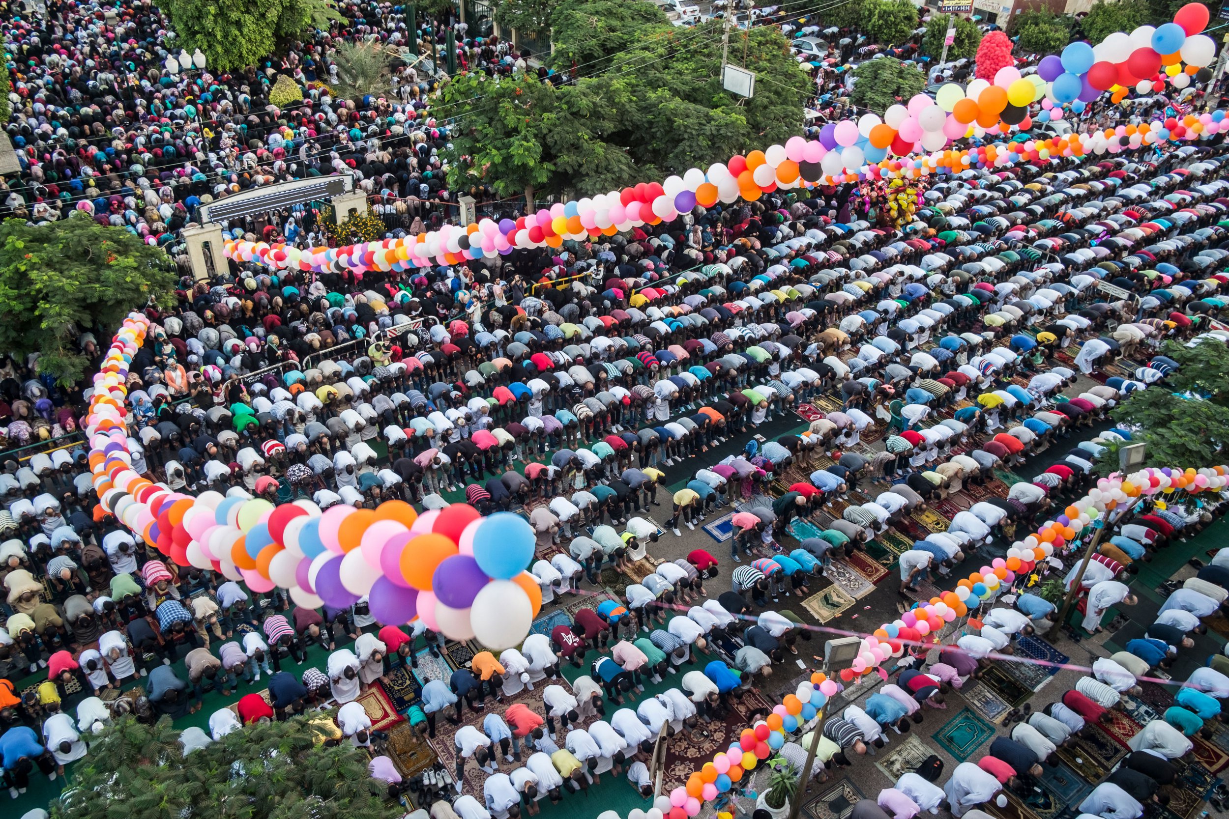 TOPSHOT - Egyptian Muslim devotees perform the morning Eid al-Adha prayer outside al-Sedik mosque in the northeastern suburb of Sheraton in the capital Cairo, on September 1, 2017. (Photo by KHALED DESOUKI / AFP) (Photo by KHALED DESOUKI/AFP via Getty Images)