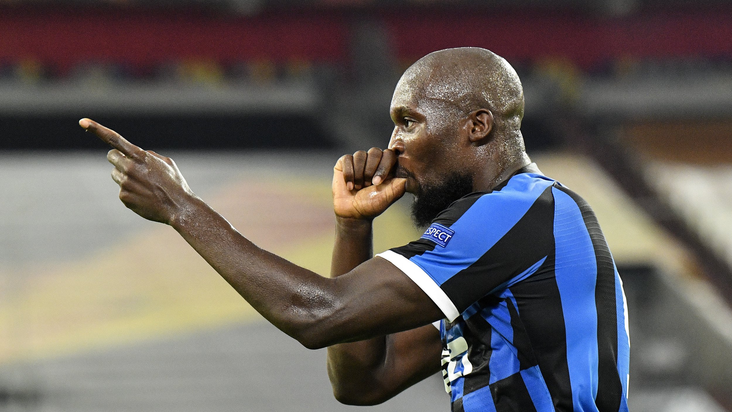 Inter Milan's Romelu Lukaku celebrates after scoring his side's second goal during the Europa League quarter finals soccer match between Inter Milan and Bayer Leverkusen at Duesseldorf Arena, in Duesseldorf, Germany, Monday, Aug. 10, 2020. (AP Photo/Martin Meissner)