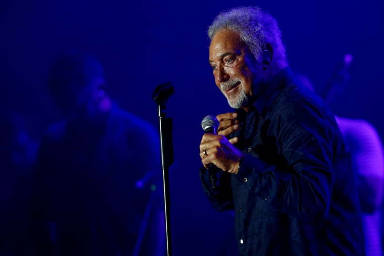 ANTALYA, TURKEY - JULY 30: British singer Tom Jones performs during a concert at Serik district in Antalya, Turkey on July 30, 2018. (Photo by Mustafa Ciftci/Anadolu Agency/Getty Images)