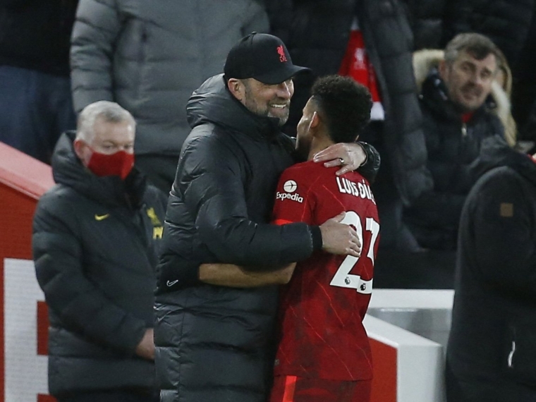 Soccer Football - Premier League - Liverpool v Leicester City - Anfield, Liverpool, Britain - February 10, 2022 Liverpool's Luis Diaz with manager Juergen Klopp after being substituted REUTERS/Craig Brough EDITORIAL USE ONLY. No use with unauthorized audio, video, data, fixture lists, club/league logos or 'live' services. Online in-match use limited to 75 images, no video emulation. No use in betting, games or single club /league/player publications. Please contact your account representative for further details.