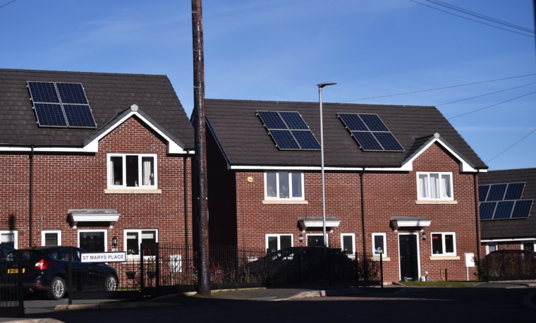 MACCLESFIELD-ENGLAND - FEBRUARY 01: New build houses have solar panels installed onto their roofs of their propertys on February 01, 2021 in Macclesfield , England . (Photo by Nathan Stirk/Getty Images)