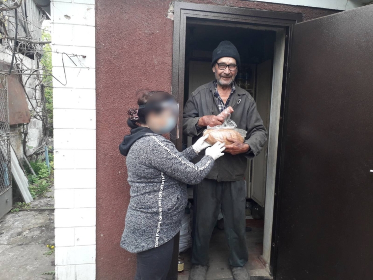 Alexander lives alone and relies on a volunteer from HelpAge International to bring him supplies to his home in Dontesk (Photo: HelpAge International/Age International)