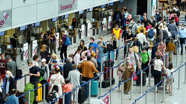 Airline passengers turn to electronic baggage trackers after airports lose luggage