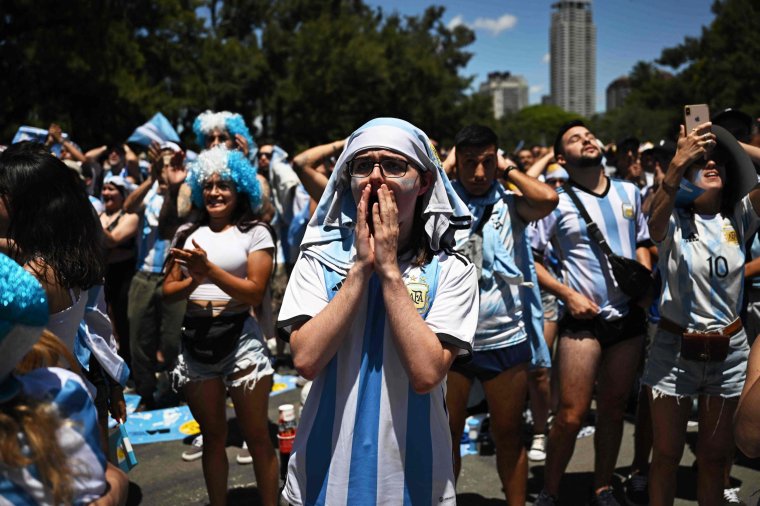 Fans of Argentina react while watching the World Cup final (Photo: Luis Robayo/AFP) 