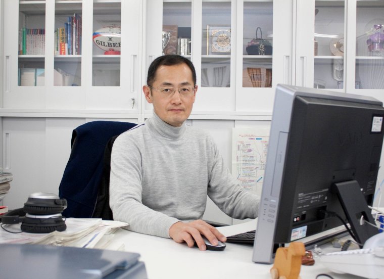 Kyoto University Professor Shinya Yamanaka poses at his office inside the Center for iPS cell Research and Application in this photo taken in 2010 and released by Kyoto University in Kyoto, western Japan. Briton John Gurdon and Japan's Shinya Yamanaka won the Nobel Prize for Medicine on October 8, 2012 for work on creating stem cells, opening the door to new methods to diagnose and treat diseases. Picture taken in 2010. Mandatory Credit REUTERS/Center for iPS Cell Research and Application, Kyoto University/Handout(JAPAN - Tags: HEALTH) NO SALES. NO ARCHIVES. FOR EDITORIAL USE ONLY. NOT FOR SALE FOR MARKETING OR ADVERTISING CAMPAIGNS. THIS IMAGE HAS BEEN SUPPLIED BY A THIRD PARTY. IT IS DISTRIBUTED, EXACTLY AS RECEIVED BY REUTERS, AS A SERVICE TO CLIENTS. MANDATORY CREDIT