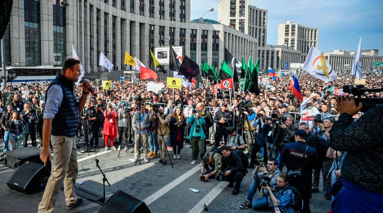 TOPSHOT - Russian opposition leader Alexei Navalny speaks during an opposition rally in central Moscow on April 30, 2018, to demand internet freedom in Russia. - Authorities tried to block access to the popular messaging app Telegram in the latest onslaught against dissent under Vladimir Putin. At least 8,000 people including top opposition leader Alexei Navalny turned up in the centre of the Russian capital, (Photo by Alexander NEMENOV / AFP) (Photo credit should read ALEXANDER NEMENOV/AFP via Getty Images)