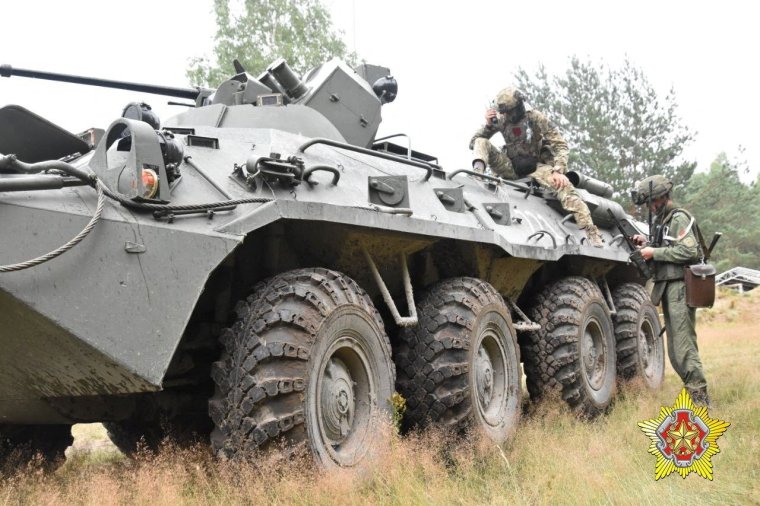 A fighter from Russian Wagner mercenary group and a Belarusian service member take part in a joint training at the Brest military range outside Brest, Belarus, in this still image released July 20, 2023. Belarusian Defence Ministry/Handout via REUTERS ATTENTION EDITORS - THIS IMAGE WAS PROVIDED BY A THIRD PARTY. NO RESALES. NO ARCHIVES. MANDATORY CREDIT.