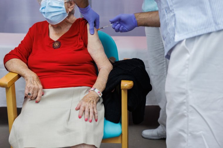 MADRID, SPAIN - SEPTEMBER 26: A nurse vaccinates an elderly woman with the Modern dose during the start of the administration of the fourth dose of the COVID-19 vaccine to users and social-healthcare workers in nursing homes, at the Vallecas public nursing home for the elderly, on 26 September, 2022 in Madrid, Spain. The Community of Madrid has begun to administer the fourth dose against Covid-19 to people admitted to 733 residential centers in the region who are over 80 years of age, based on vulnerability criteria. The Ministry of Health will have 44 million doses of vaccines adapted to variants against Covid-19, which will be distributed among the Autonomous Communities. (Photo By Alejandro Martinez Velez/Europa Press via Getty Images)