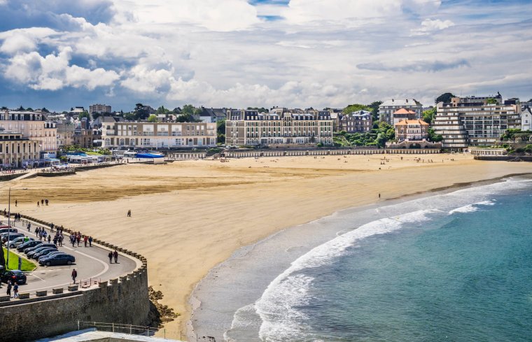 France, Brittany, Dinard, Point Passion Plage Dinard, view of Plage d l'??cluse, the main beach of Dinard and and stylish villas at Pointe de la Malouine