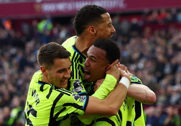 Soccer Football - Premier League - West Ham United v Arsenal - London Stadium, London, Britain - February 11, 2024 Arsenal's Gabriel celebrates scoring their third goal with Jakub Kiwior and William Saliba Action Images via Reuters/Paul Childs NO USE WITH UNAUTHORIZED AUDIO, VIDEO, DATA, FIXTURE LISTS, CLUB/LEAGUE LOGOS OR 'LIVE' SERVICES. ONLINE IN-MATCH USE LIMITED TO 45 IMAGES, NO VIDEO EMULATION. NO USE IN BETTING, GAMES OR SINGLE CLUB/LEAGUE/PLAYER PUBLICATIONS.