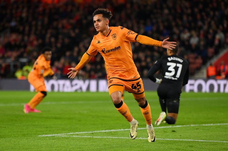 SOUTHAMPTON, ENGLAND - FEBRUARY 20: Fabio Carvalho of Hull City celebrates scoring his team's second goal during the Sky Bet Championship match between Southampton FC and Hull City at Friends Provident St. Mary's Stadium on February 20, 2024 in Southampton, England. (Photo by Mike Hewitt/Getty Images)