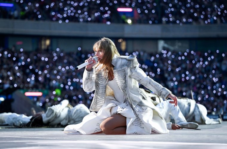 EDINBURGH, SCOTLAND - JUNE 07: EDITORIAL USE ONLY. NO BOOK COVERS. Taylor Swift performs at Scottish Gas Murrayfield Stadium on June 07, 2024 in Edinburgh, Scotland. (Photo by Gareth Cattermole/TAS24/Getty Images for TAS Rights Management )