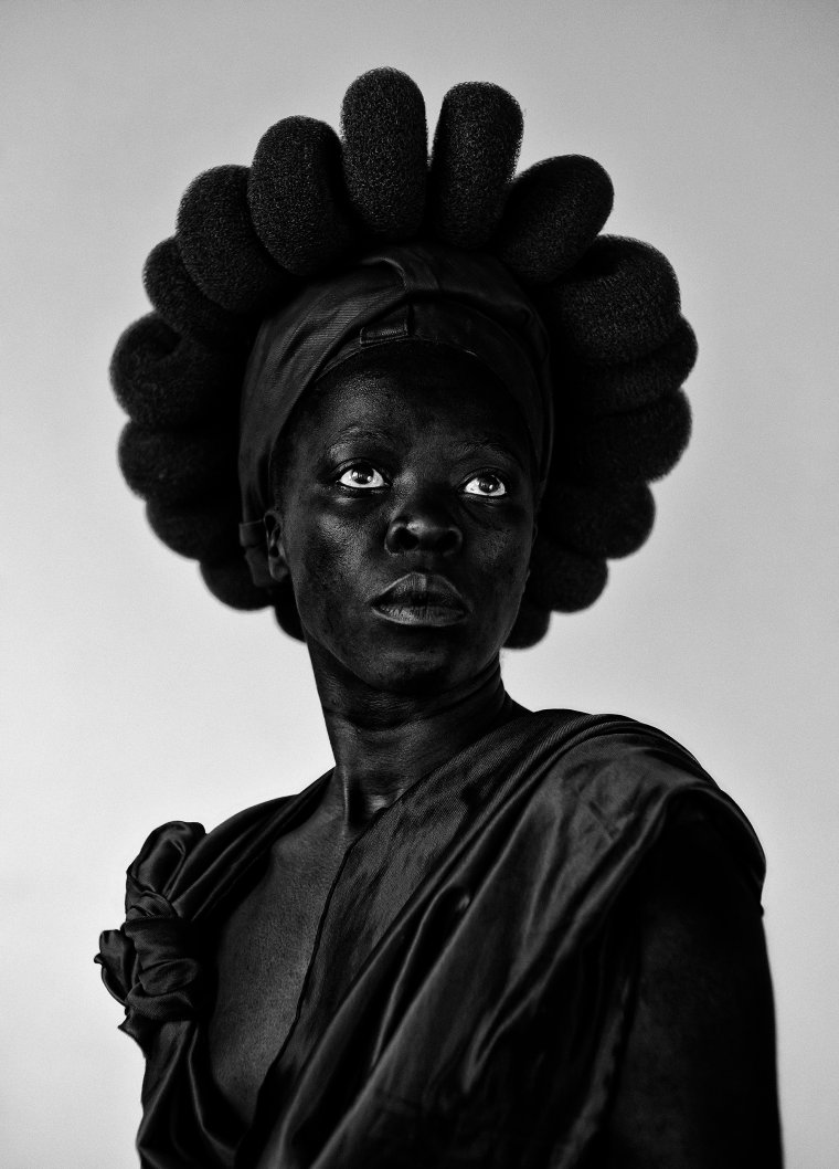 Zanele Muholi Tate Modern Zanele Muholi Ntozakhe II, Parktown 2016 Photograph, gelatin silver print on paper 1000 x 720 mm Courtesy of the Artist and Yancey Richardson, New York ? Zanele Muholi Provided by Joanna.Sandler@tate.org.uk Terms of Loan The attached images are on loan to you, and are accepted by you under the following terms and conditions: That the reproductions are accompanied by the name of the artist, title, date, owner and copyright line; That the reproductions are not cropped, overprinted, tinted or subject to any form of derogatory treatment without the prior approval of the copyright owner; That the images are only reproduced to illustrate an article or feature reviewing or reporting on Zanele Muholi at Tate Modern (5 Nov 2020- 14 Mar 2021) (section 30 (i) and (ii) of the Copyright, Designs and Patents Act 1988); That any reproductions that accompany an article are not used for marketing or advertising purposes. Press use is considered to be moderate use of images to report a current event or to illustrate a review or criticism of the work, as defined by the Copyright, Designs and Patents Act 1988 Chapter 48 Section 30 Subsections (1) - (3). Reproductions which comply with the above do not need to be licensed. The use of images for front covers may attract a fee and will require the prior authorisation of the owner and copyright holder of the work. Please contact Tate Press Office for such use. Please also contact Tate Press Office if you have any queries about the orientation of images: Call 020 7887 8730/31/32, Email pressoffice@tate.org.uk