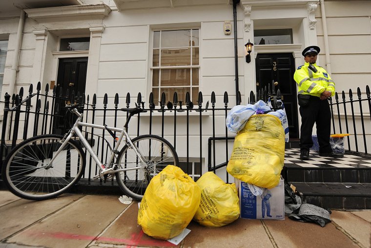 A police officer stands guard outside of the entrance to a flat where the body of Gareth Williams was discovered earlier this week, in central London on August 26, 2010. Further tests were being carried out Thursday on the body of a British spy whose remains were found stuffed into a holdall in his flat in London. Police discovered the remains of Williams, 30, on Monday in the top-floor flat of an upmarket building within walking distance of the headquarters of the foreign intelligence agency MI6 on the River Thames. AFP PHOTO / BEN STANSALL (Photo credit should read BEN STANSALL/AFP via Getty Images)