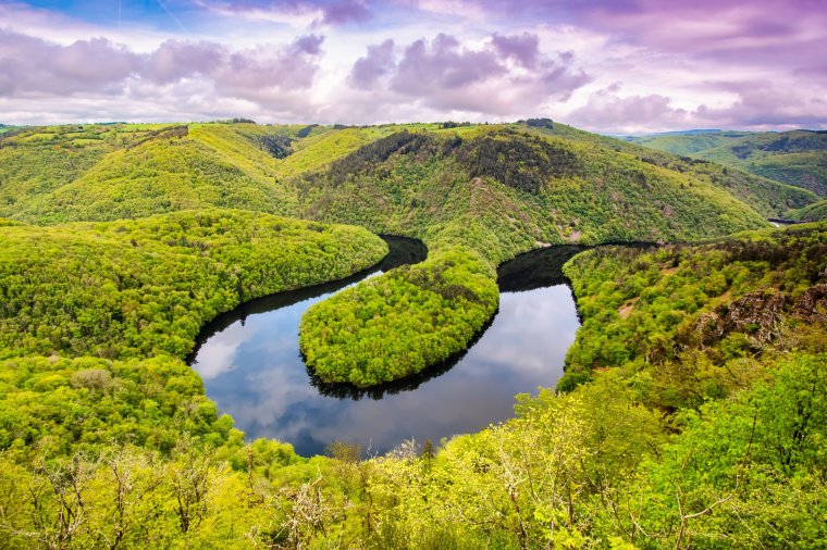 This photograph shows the panorama of the M??andre de Queuille, on the Sioule river, in Puy-de-D??me, Auvergne, France, 2023