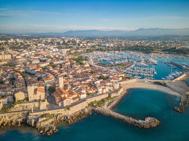 Vue drone de la ville dAntibes et du port Vauban