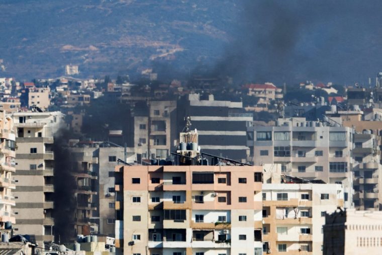 Smoke billows over southern Lebanon following an Israeli strike, amid ongoing cross-border hostilities between Hezbollah and Israeli forces, as seen from Tyre, Lebanon September 25, 2024. REUTERS/Amr Abdallah Dalsh