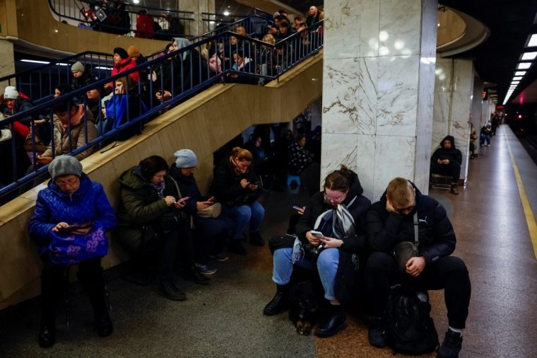 People take shelter inside a metro station during a Russian military attack, amid Russia's attacks on Ukraine, in Kyiv, Ukraine November 17, 2024. REUTERS/Alina Smutko