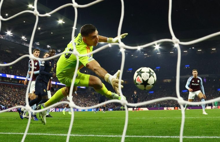 Soccer Football - Champions League - Aston Villa v Juventus - Villa Park, Birmingham, Britain - November 27, 2024 Aston Villa's Emiliano Martinez in action as he make a save Action Images via Reuters/Andrew Boyers