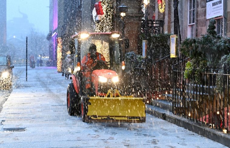 A snow plough clears the snow during Storm Bert, along George Street in Edinburgh, Scotland, Britain, November 23, 2024. REUTERS/Lesley Martin