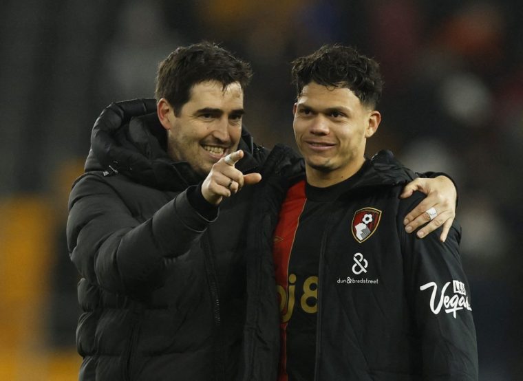 Soccer Football - Premier League - Wolverhampton Wanderers v AFC Bournemouth - Molineux Stadium, Wolverhampton, Britain - November 30, 2024 AFC Bournemouth manager Andoni Iraola and Evanilson celebrate after the match Action Images via Reuters/Jason Cairnduff EDITORIAL USE ONLY. NO USE WITH UNAUTHORIZED AUDIO, VIDEO, DATA, FIXTURE LISTS, CLUB/LEAGUE LOGOS OR 'LIVE' SERVICES. ONLINE IN-MATCH USE LIMITED TO 120 IMAGES, NO VIDEO EMULATION. NO USE IN BETTING, GAMES OR SINGLE CLUB/LEAGUE/PLAYER PUBLICATIONS. PLEASE CONTACT YOUR ACCOUNT REPRESENTATIVE FOR FURTHER DETAILS..