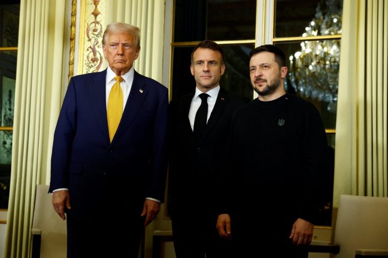 French President Emmanuel Macron poses with U.S. President-elect Trump and Ukraine's President Volodymyr Zelenskiy before a trilateral meeting at the Elysee Palace in Paris as part of ceremonies to mark the reopening of the Notre-Dame de Paris Cathedral, five-and-a-half years after a fire ravaged the Gothic masterpiece, after its restoration, in Paris, France, December 7, 2024. REUTERS/Piroschka van de Wouw