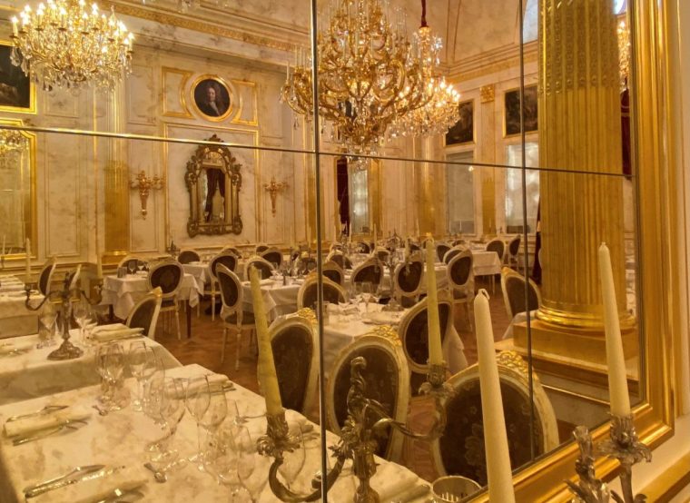 The "Golden Room" is set for lunch (Photo: Les Grands Buffets)