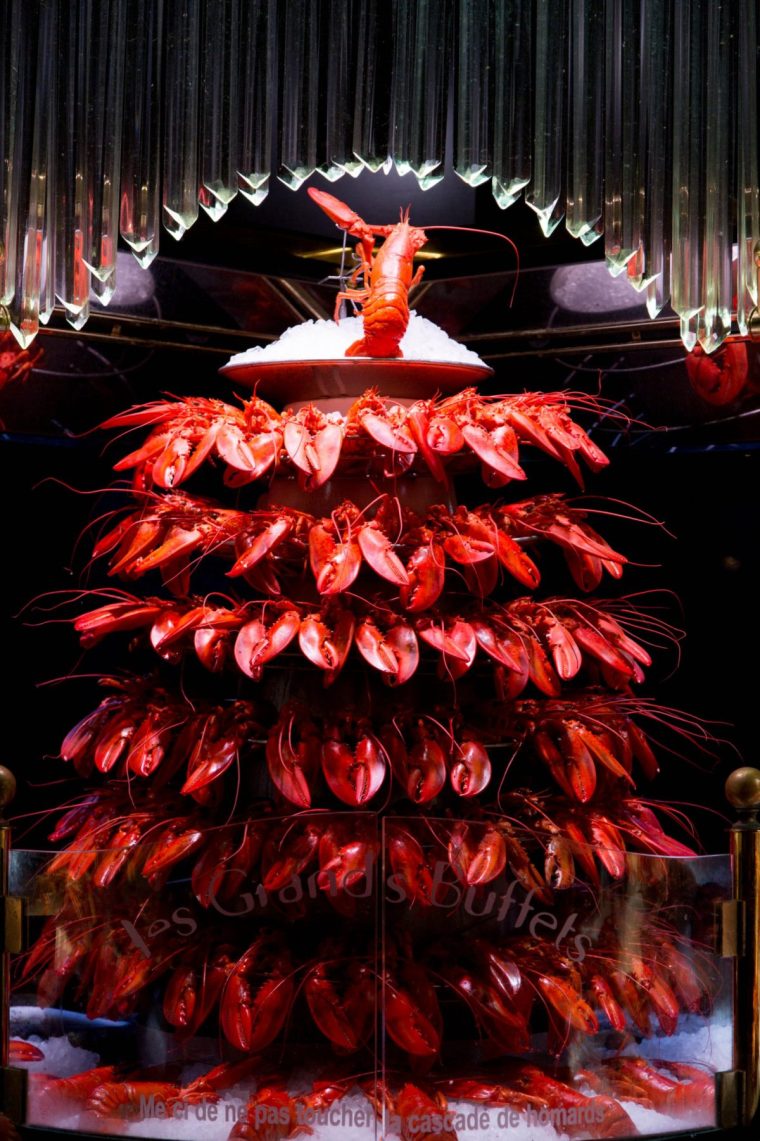 The lobster fountain (Photo: Les Grands Buffets)