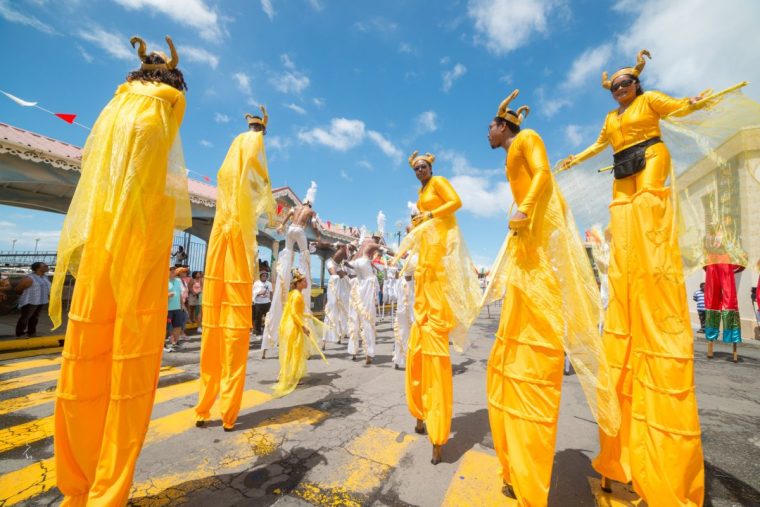 Stilt walkers are a tradition at Caribbean carnivals. Here we can see advanced group dancing, jumping and fooling around on stilts, to the applause of all viewers.