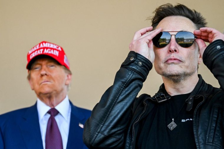 Elon Musk (r) will take up a role to reduce government when Donald Trump (l) returns to the White House on 20 January (Photo Brandon Bell/Pool via Reuters)