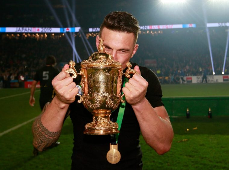 LONDON, ENGLAND - OCTOBER 31: Sonny Bill Williams of New Zealand kisses the Webb Ellis Cup after victory in the 2015 Rugby World Cup Final match between New Zealand and Australia at Twickenham Stadium on October 31, 2015 in London, United Kingdom. (Photo by Phil Walter/Getty Images)